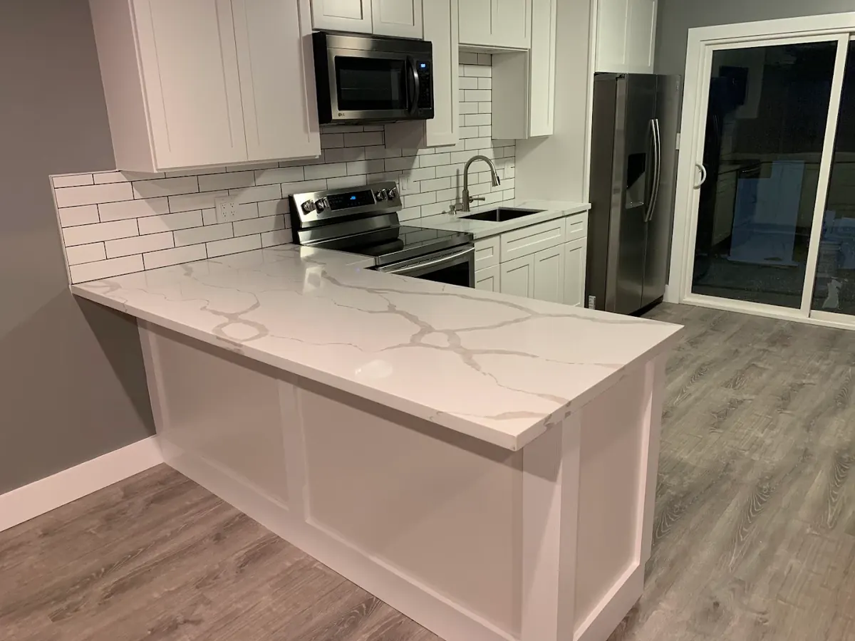 Kitchen and peninsula in quartz
